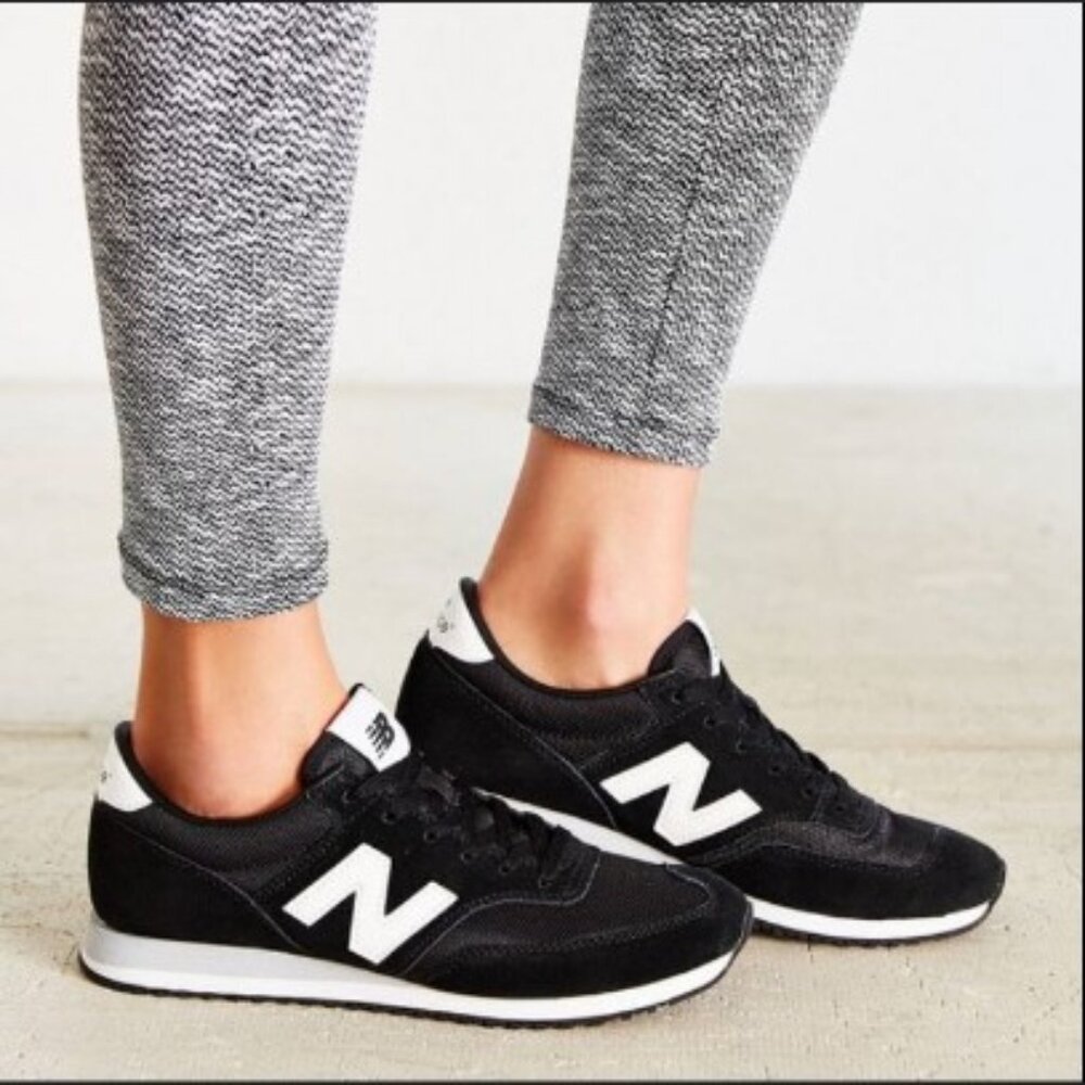 NWOT New Balance Women's 620 Classic Sneakers